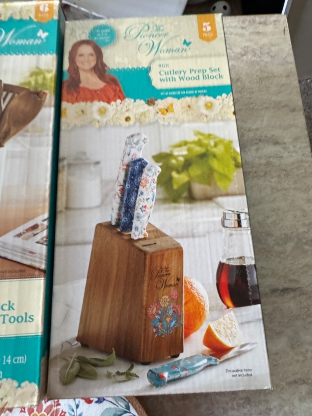 The Pioneer Woman Mazie Collection Bundle | New Kitchen Gift Set - Picture 3 of 11